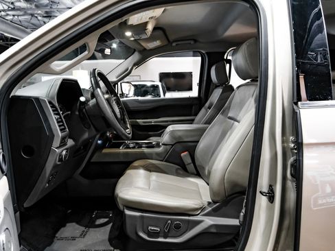 Used 2018 Ford Expedition Max XLT w/ Equipment Group 202A image 4