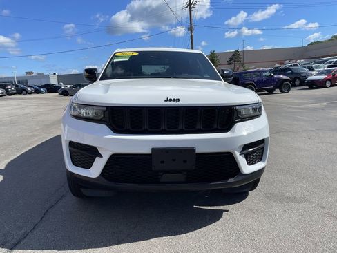 Used 2025 Jeep Grand Cherokee Altitude AWD/4WD image 5