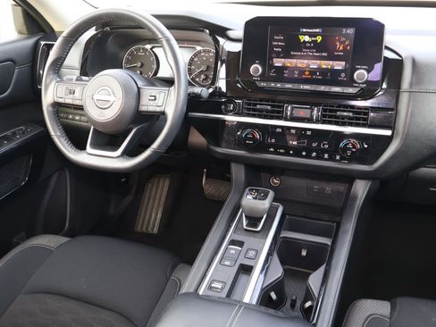 Used 2025 Nissan Pathfinder SV w/ SV Premium Package image 10