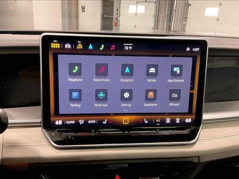 Used 2025 Volkswagen Tiguan SE AWD/4WD image 15