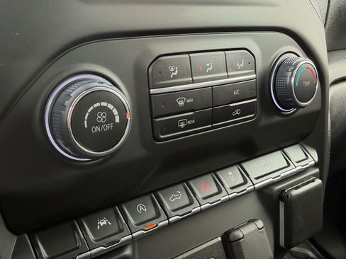 Used 2025 Chevrolet Silverado 1500 W/T w/ Z71 Off-Road Package AWD/4WD image 24