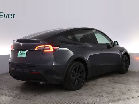 Used 2024 Tesla Model Y Long Range RWD image 3