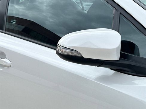 Used 2022 Toyota C-HR XLE image 5