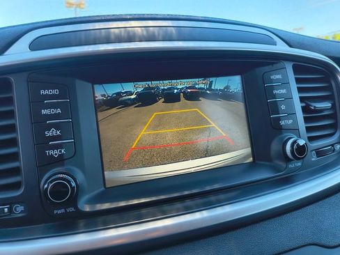 Used 2019 Kia Sorento L image 19