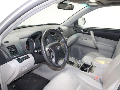 Used 2012 Toyota Highlander SE image 18