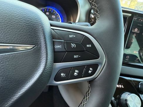 Used 2024 Chrysler Pacifica Touring-L FWD image 19
