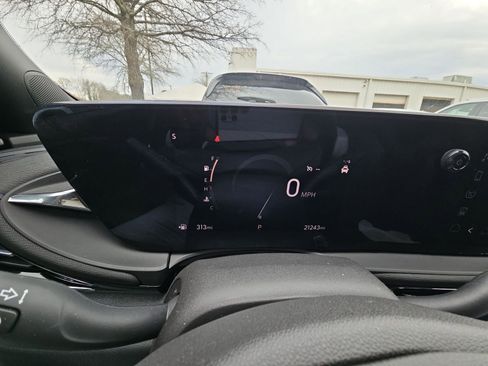 Used 2025 Buick Envista Sport Touring image 9