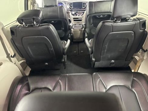 Used 2023 Chrysler Pacifica Touring-L image 29