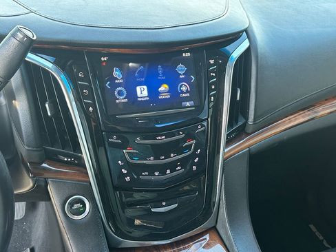 Used 2015 Cadillac Escalade Luxury image 13