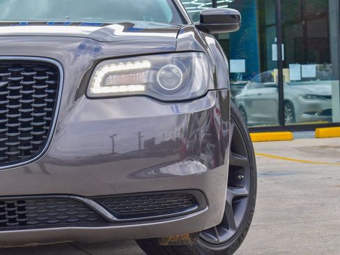 Used 2022 Chrysler 300 Touring w/ Sport Appearance Package image 3