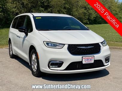 Used 2025 Chrysler Pacifica Select