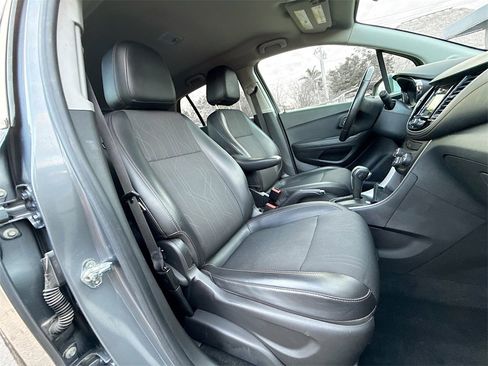 Used 2019 Chevrolet Trax LT w/ LT Convenience Package image 32