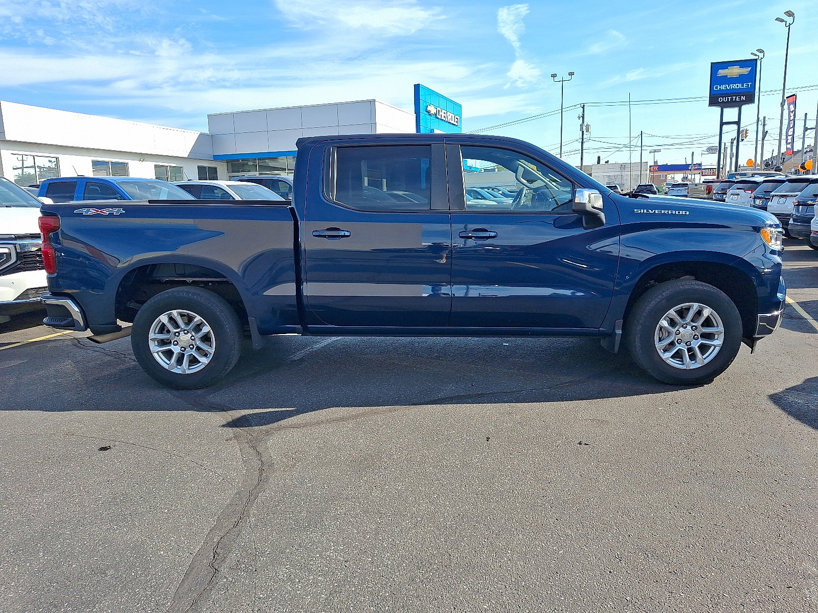 Used 2023 Chevrolet Silverado 1500 LT AWD/4WD image 7
