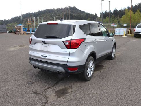 Used 2019 Ford Escape SE image 5