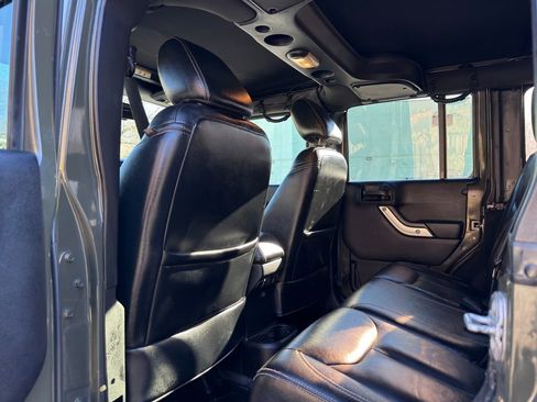 Used 2015 Jeep Wrangler Unlimited Rubicon image 19
