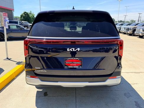 Used 2026 Kia Carnival FWD image 6