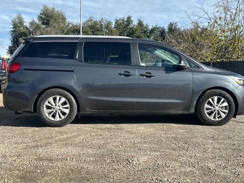 Used 2017 Kia Sedona LX w/ LX Essentials Premium Package image 9