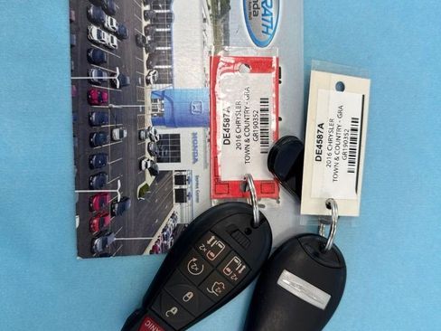 Used 2016 Chrysler Town & Country Touring-L FWD image 4