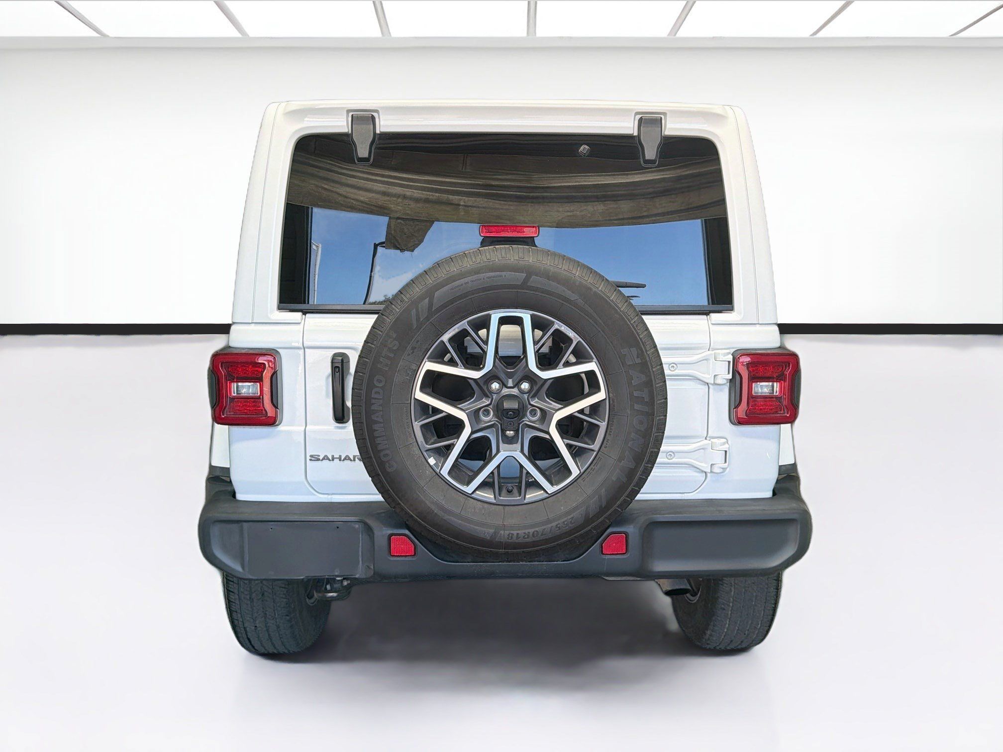 Used 2025 Jeep Wrangler Unlimited Sahara AWD/4WD image 5