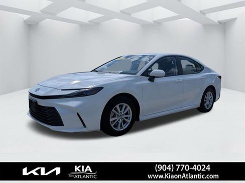 Used 2025 Toyota Camry LE image 7