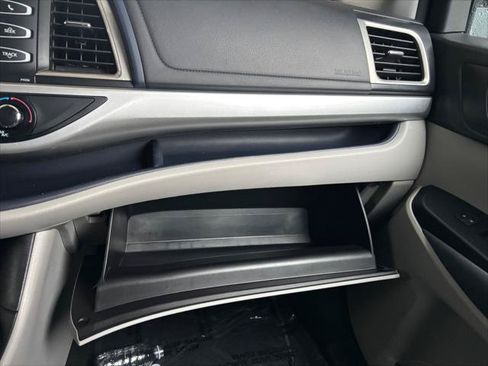 Used 2018 Toyota Highlander LE FWD image 6