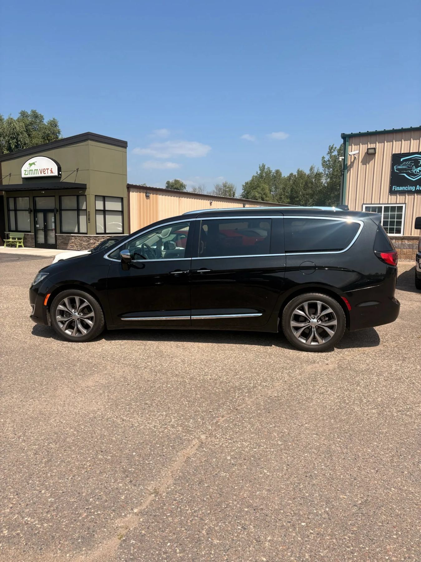 Used 2017 Chrysler Pacifica Limited w/ Advanced Safetytec Group FWD image 8