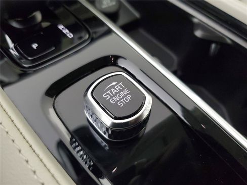 Certified 2025 Volvo XC90 B6 Plus AWD/4WD image 33