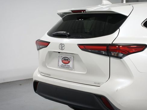 Certified 2021 Toyota Highlander L image 9
