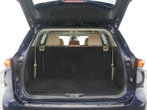 Used 2021 Toyota Highlander XLE image 18