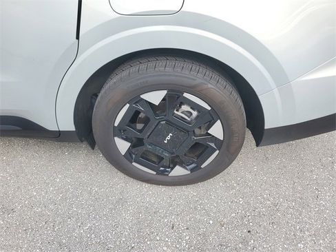 Certified 2025 Kia Carnival EX image 5