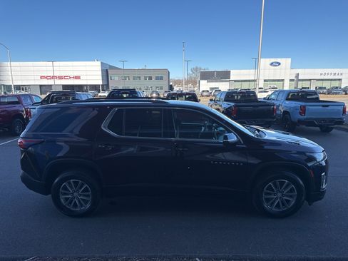 Used 2023 Chevrolet Traverse LT w/ Rear Camera Mirror Package image 5