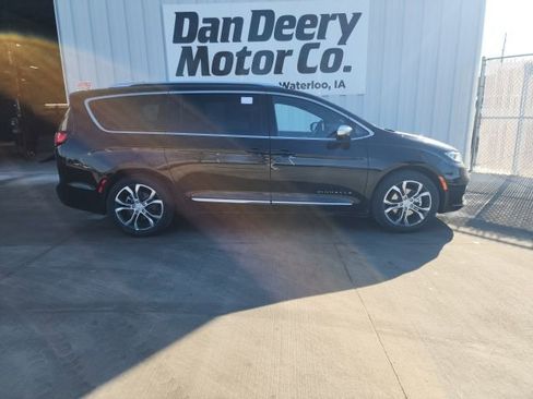 New 2026 Chrysler Pacifica Pinnacle image 13