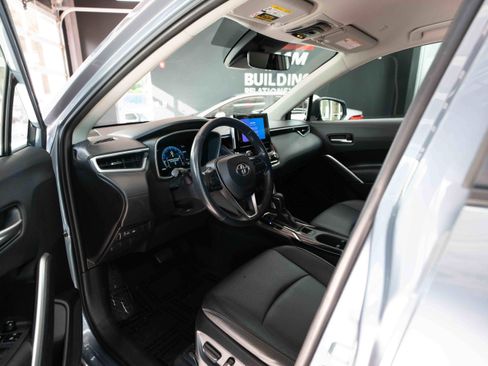 Used 2023 Toyota Corolla Cross XLE image 8