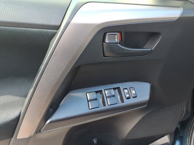 Used 2017 Toyota RAV4 LE FWD image 13