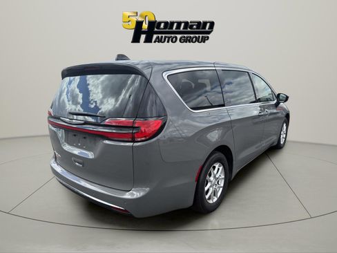 Used 2025 Chrysler Pacifica Select FWD image 5