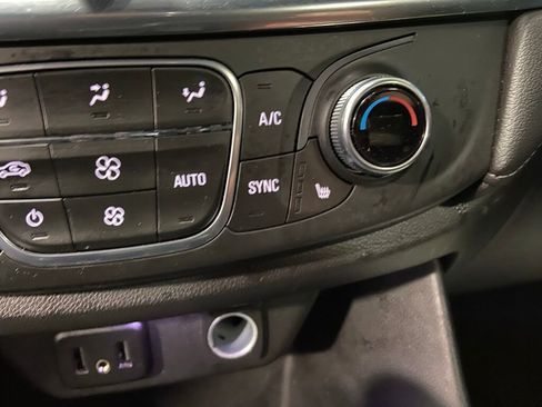 Used 2022 Chevrolet Traverse LT image 18