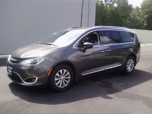 Used 2019 Chrysler Pacifica Touring-L FWD image 13