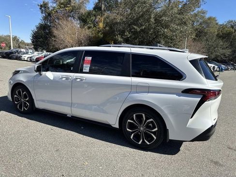 New 2025 Toyota Sienna Platinum image 4