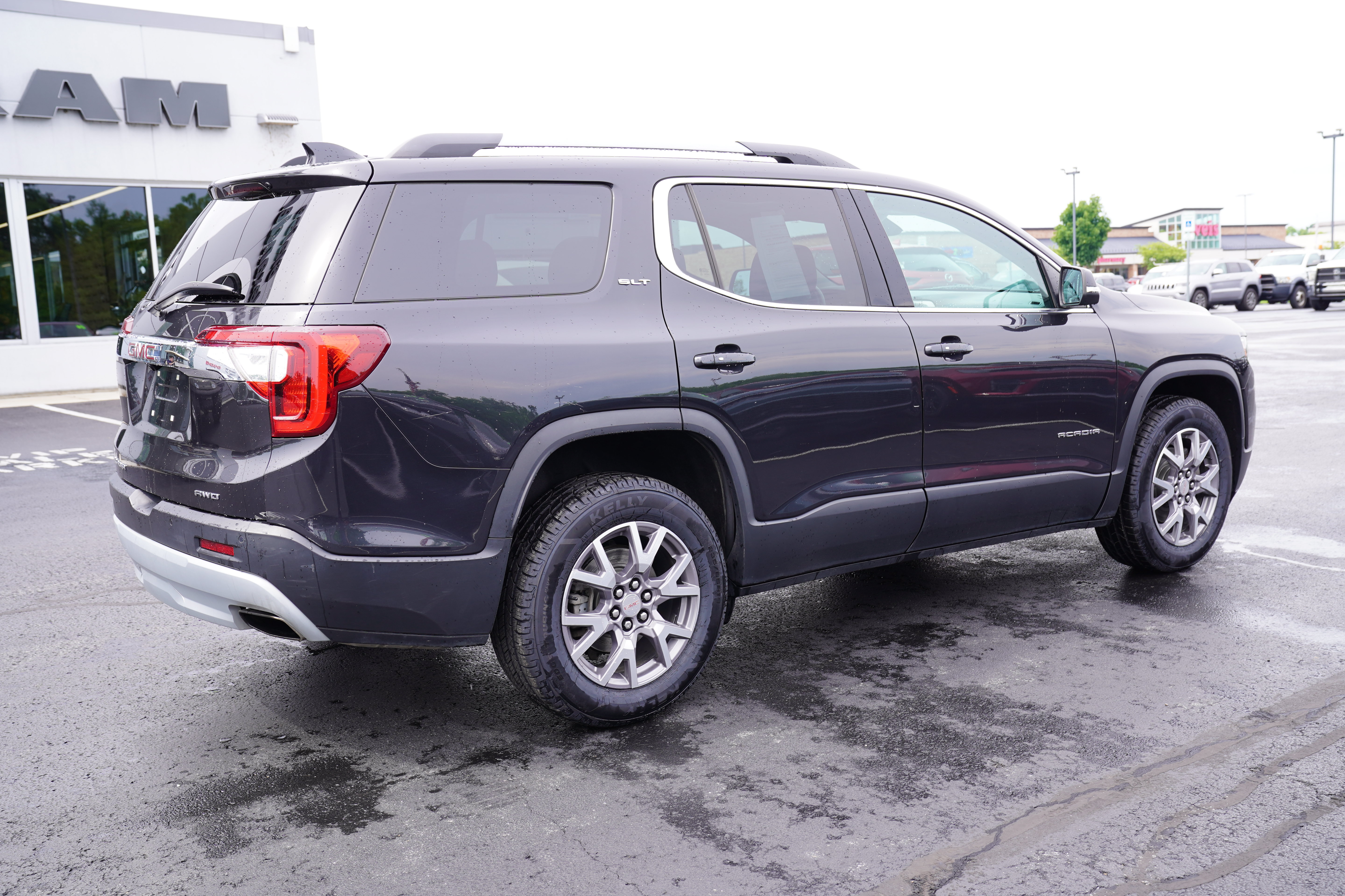 Used 2020 GMC Acadia SLT w/ Trailering Package AWD/4WD image 3