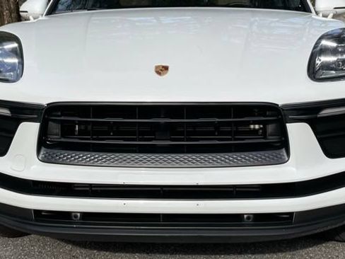 Used 2022 Porsche Macan AWD/4WD image 3