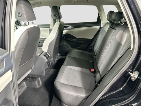 Certified 2025 Volkswagen Taos SE image 20