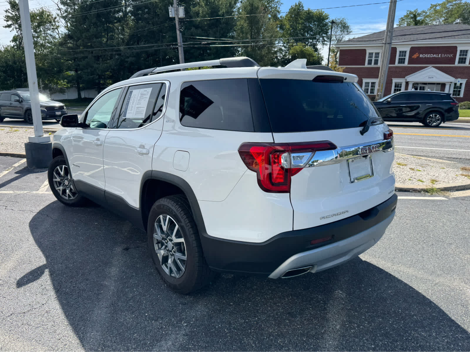Used 2023 GMC Acadia SLT AWD/4WD image 4