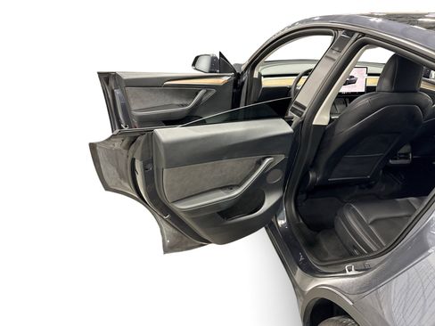 Certified 2022 Tesla Model Y Long Range AWD/4WD image 10