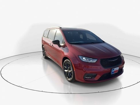 New 2026 Chrysler Pacifica Limited w/ S Appearance Package FWD image 2