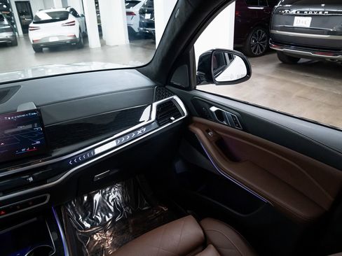 Used 2025 BMW X7 xDrive40i w/ M Sport Package image 11