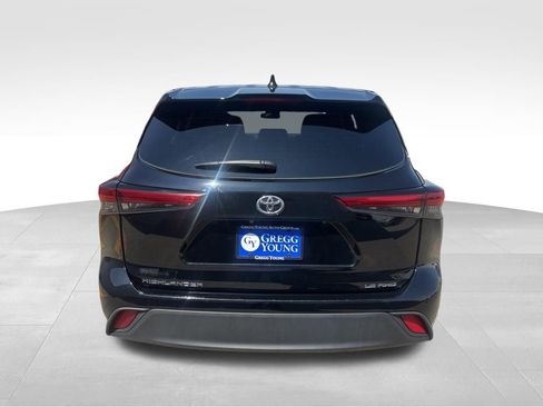 Used 2022 Toyota Highlander LE AWD/4WD image 8