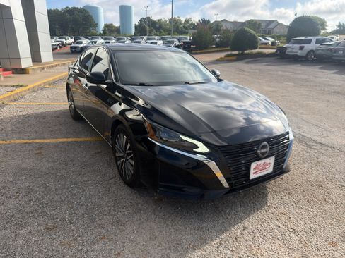 Used 2024 Nissan Altima 2.5 SV w/ SV Premium Package FWD image 3