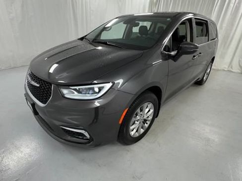 Used 2023 Chrysler Pacifica Touring-L AWD/4WD image 7