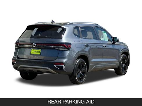 Used 2025 Volkswagen Taos SE w/ Panoramic Sunroof Package FWD image 5