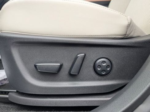 Used 2023 Nissan Ariya AWD image 16